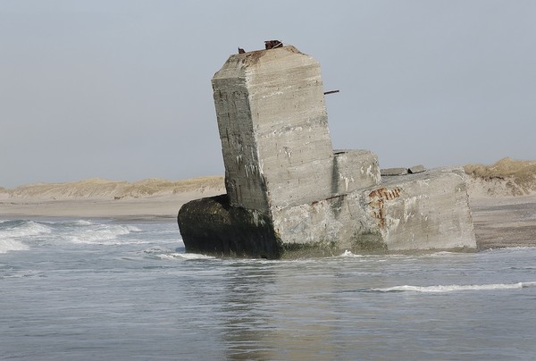 Reste eines Bunkers aus Beton am Strand von Agger, Dänemark.