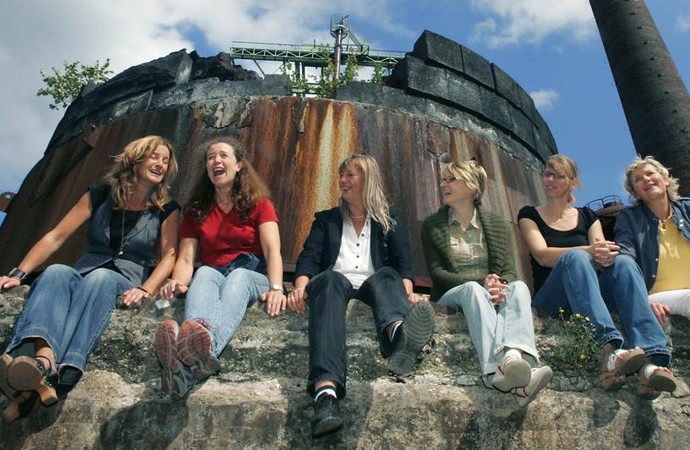 Eine Gruppe Frauen sitzt vor dem Hochofen der Henrichshütte Hattingen.