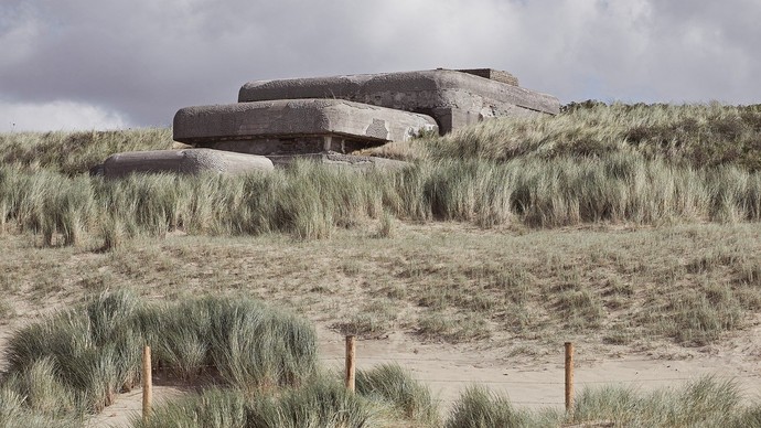 Ein Bunker in Dünen versteckt