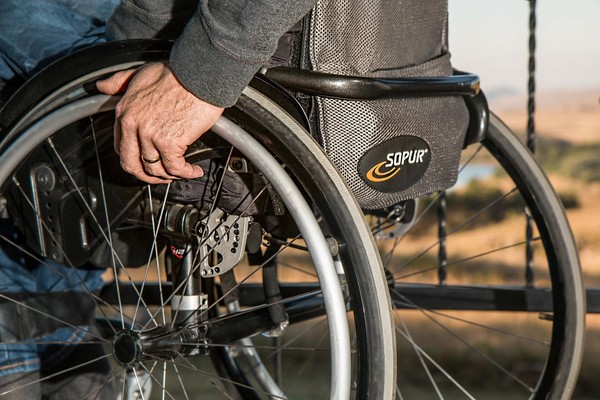 Ein Rollstuhlfahrer besucht die Henrichshütte.