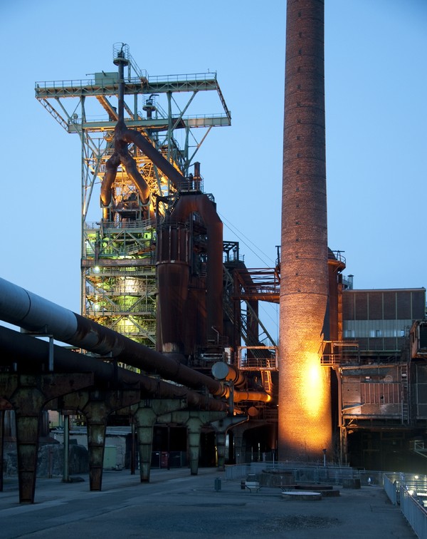 Beleuchteter Hochofen in der Dämmerung