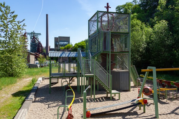 Blick auf den Spielplatz mit dem Spielhochofen.