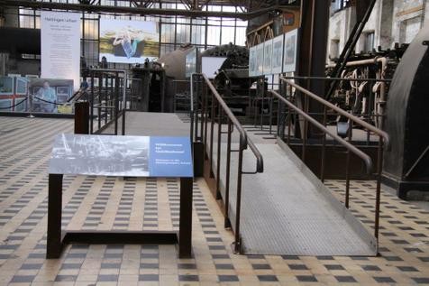 Eine Rampe macht den erhöhten Ausstellungsbereich auch für Besucher mit Gehhilfen leicht erreichbar.