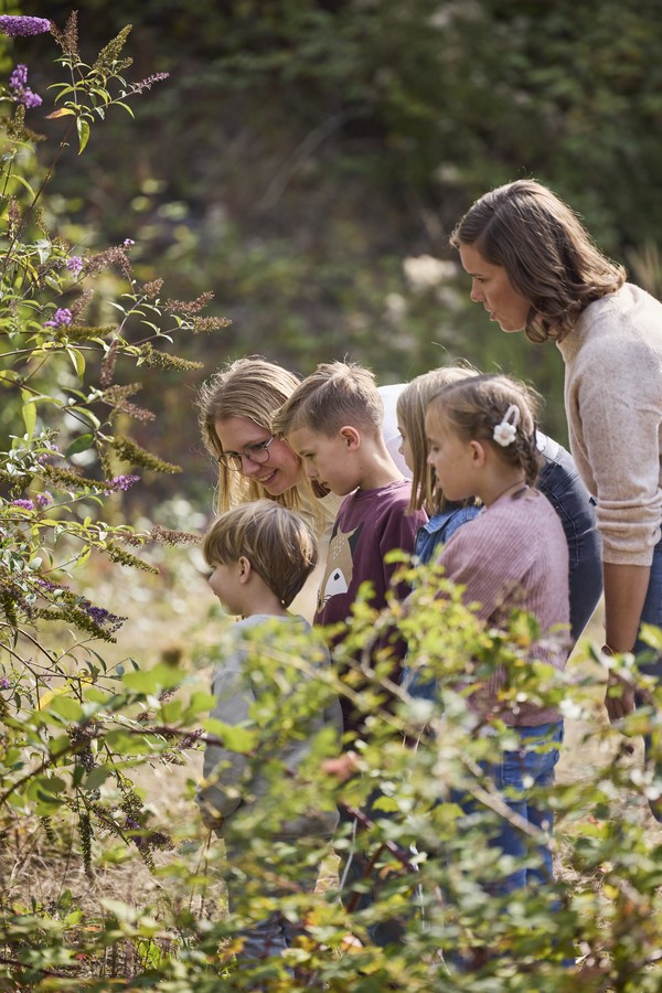 Gruppe im grünen auf dem Gelände der Henrichshütte