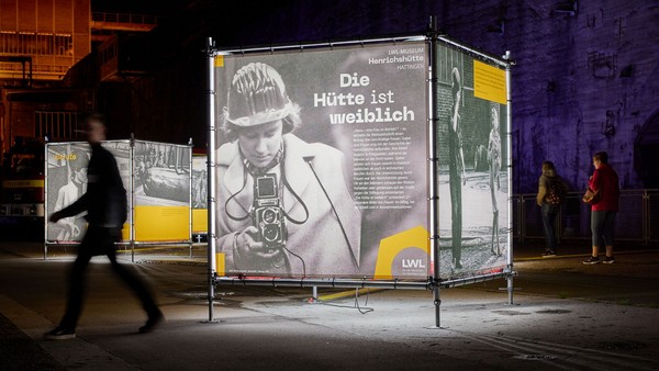 Blick in die Ausstellung und bebilderte Banner
