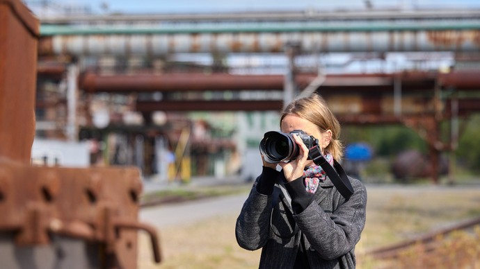 Fotografin fotografiert auf dem Gelände der Henrichshütte