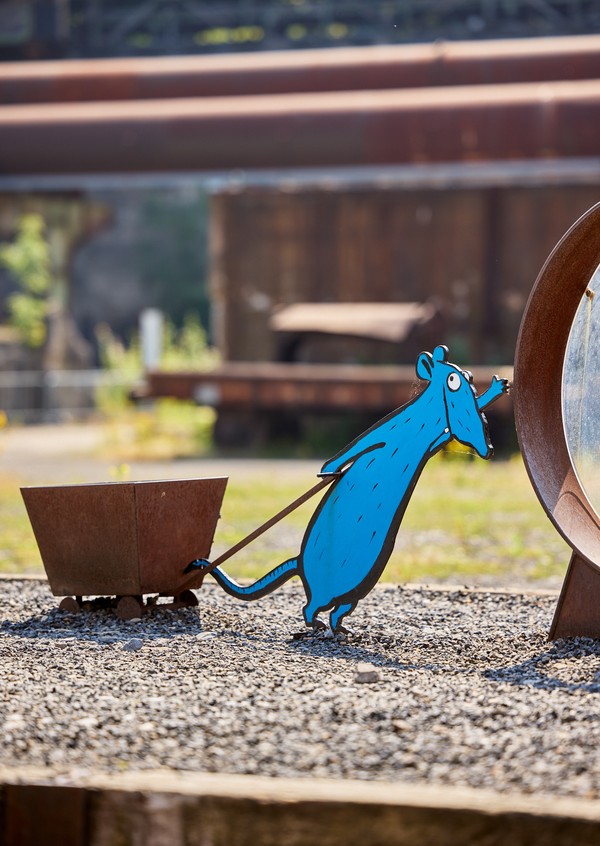 Blaue Rattenfigur auf dem Gelände der Henrichshütte