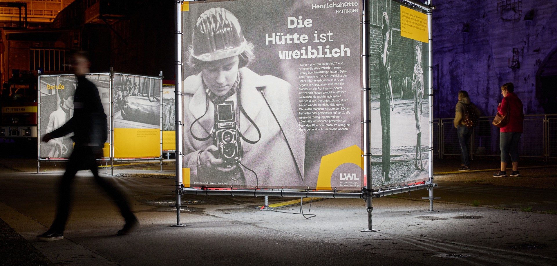 Blick in die Ausstellung und bebilderte Banner