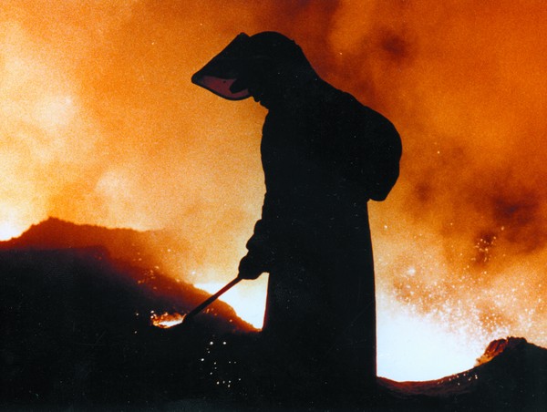 Silhouette eines Arbeitenden der Henrichshütte im Feuerschein