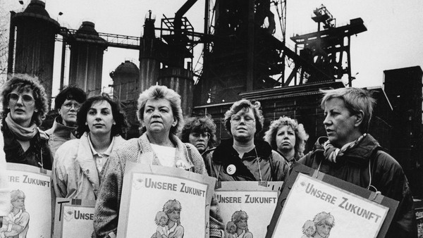 Plakat mit Foto protestierender Frauen 1987 vor der Henrichshütte Hattingen