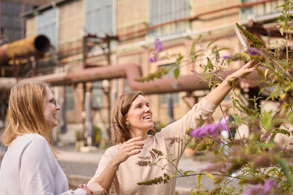 Besucherinnen erkunden die Flora und Fauna der Henrichshütte.