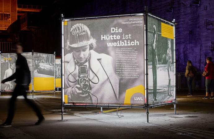 Blick in die Ausstellung und bebilderter Banner.