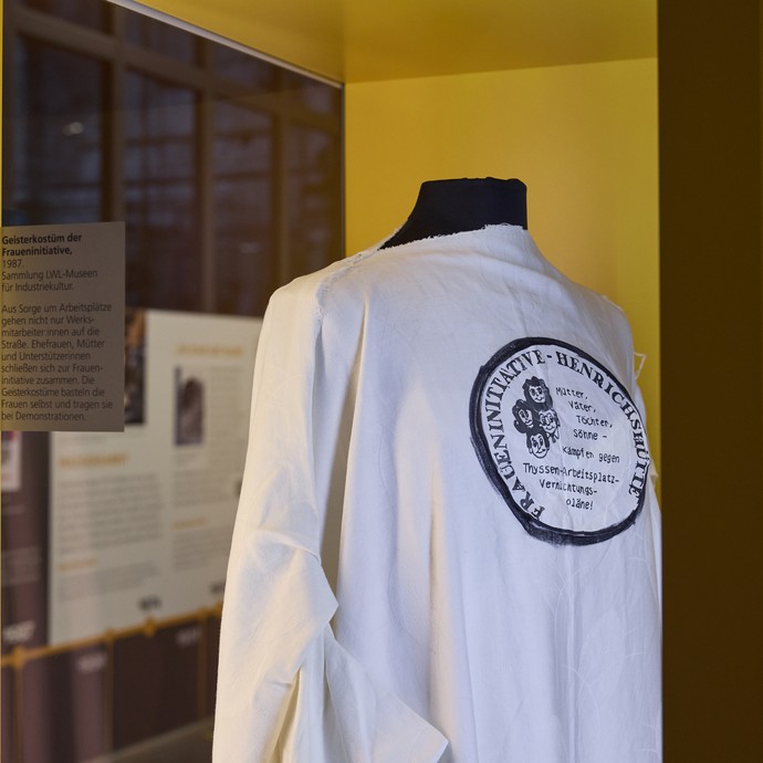 Geisterkostüm der Fraueninitiative, 1987 (vergrößerte Bildansicht wird geöffnet)