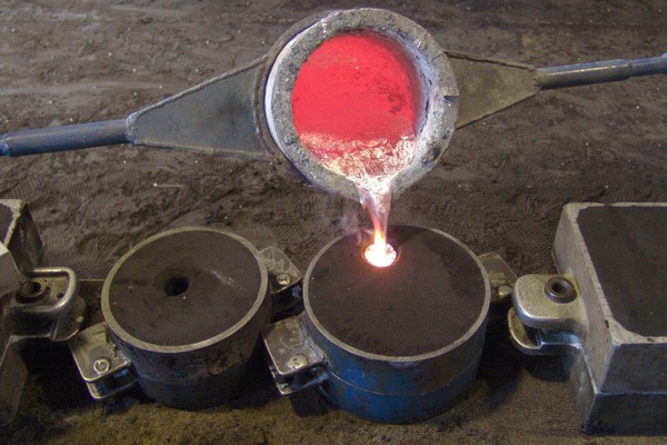 Flüssiger Stahl wird in eine Form gegossen.
