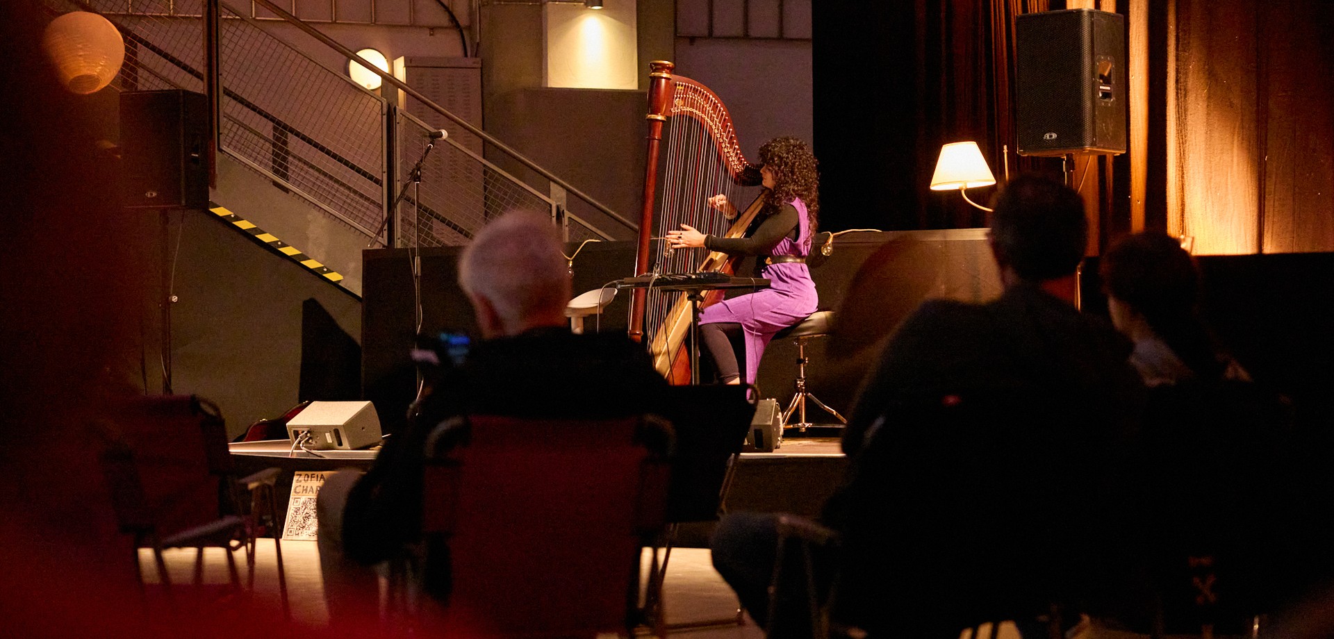 Gebläsehalle mit Harfenspielerin und Gäste, Extraschicht 2024