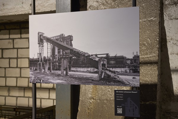 Eine schwarz weiße Aufnahme eines historischen Industriegeländes