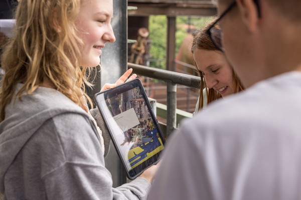 Mädchen zeigt ein Tablet