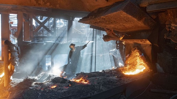 Blick auf einen Arbeiter während der Stahlproduktion