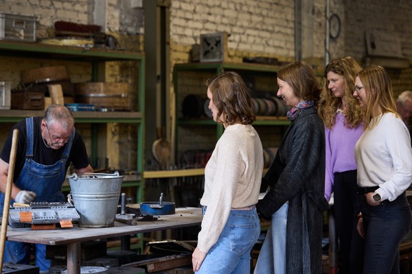 Besucherinnen bei der Schauvorführung.