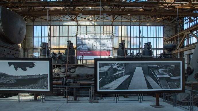 Die großen Panorama-Fotografien von Josef Koudelka hängen in der Gebläsehalle.