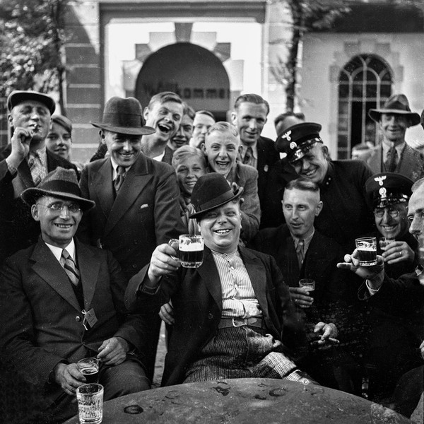 Schwarz-Weiß-Fotografie von Männern bei einem Schützenfest