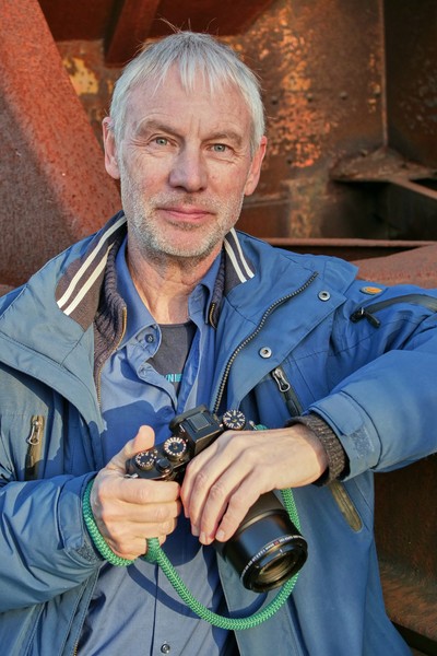 Klaus Rieboldt mit Kamera, Blick in die Kamera