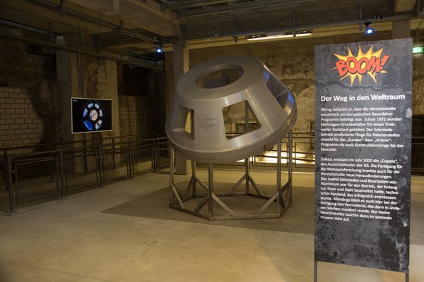 Blick in die Ausstellung mit Ausstellungsobjekt Cupola aus Aluminium.