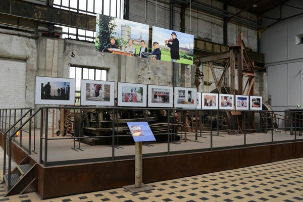 Blick in die Ausstellung mit Fotografien in der Gebläsehalle.