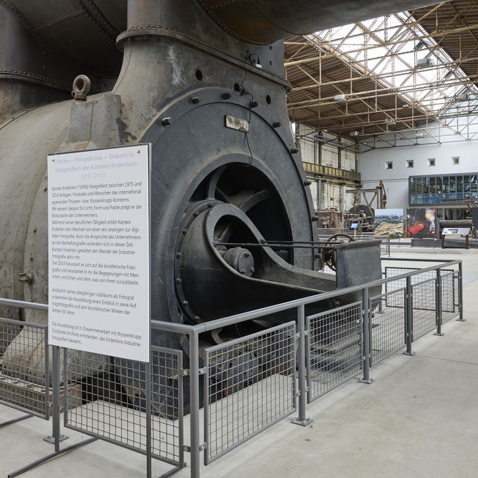 Blick in den Eingangsbereich der Ausstellung mit Informationstafel (vergrößerte Bildansicht wird geöffnet)