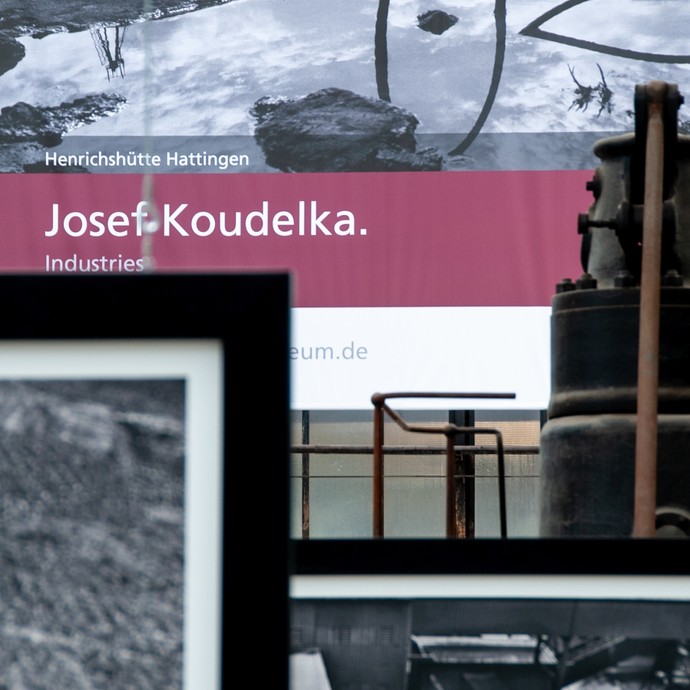 Innenansicht der Ausstellung "Koudelka. Industries" in der Gebläsehalle der Henrichshütte Hattingen. (vergrößerte Bildansicht wird geöffnet)