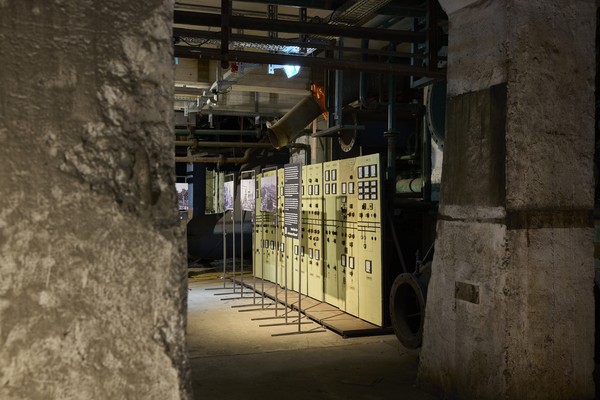 Blick auf Fotografien vor einer historischen Maschine