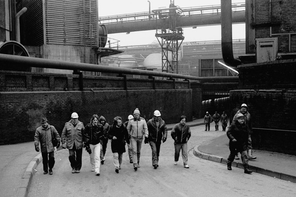 Stahlarbeiter auf dem Gelände der Krupp-Stahl AG in Rheinhausen während des Streiks, 1987. Foto: LVR-Industriemuseum / Kerstgens