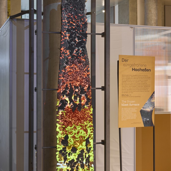 Möller-Traube von 1981 (Stück aus eingefrorenem Hochofen, Versuchsexperiment) (vergrößerte Bildansicht wird geöffnet)