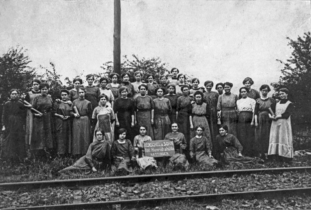 Historische Fotografie einer Arbeiterinnengruppe der Henrichshütte