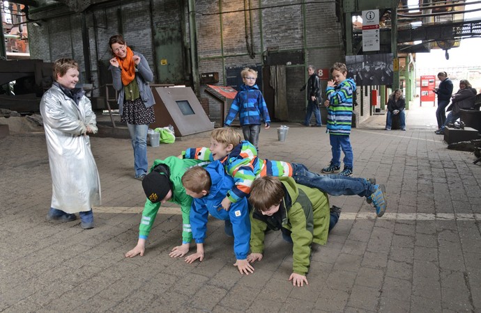 Eine Gruppe Kinder hat Spaß auf der Henrichshütte.