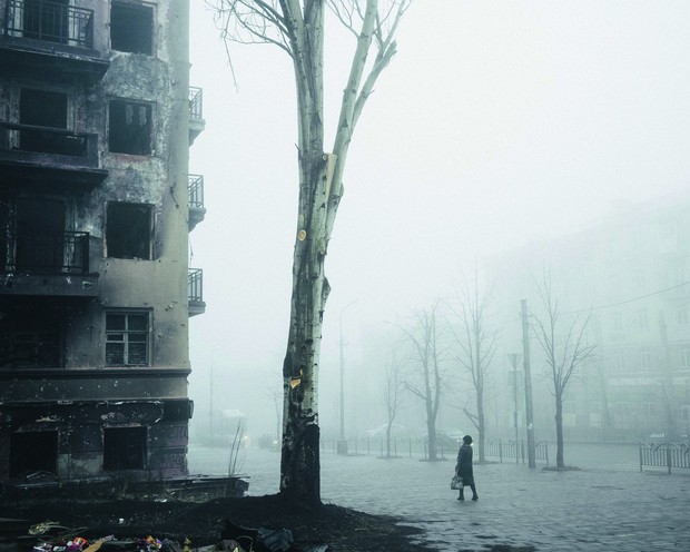 Eine Frau läuft durch das zerstörte Stadtzentrum von Mariupol