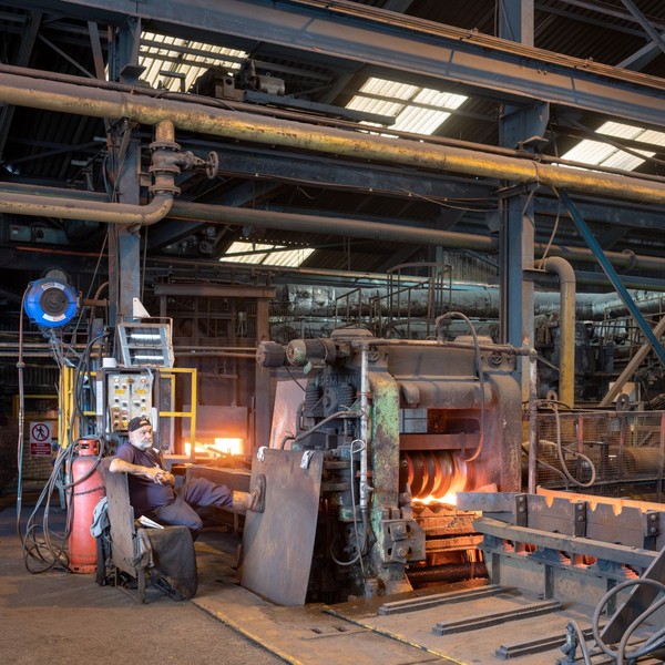 Arbeiter in einem Walzwerk in Dudley (UK), 2018. Foto: Viktor Mácha