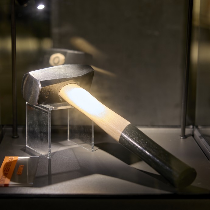 Hammer als Ausstellungsstück der Ausstellung (vergrößerte Bildansicht wird geöffnet)